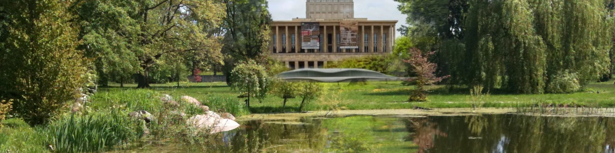 Sensem życia miejskiego jest częstsze spotykanie ludzi niż zajączków. Tuwim w Operze.